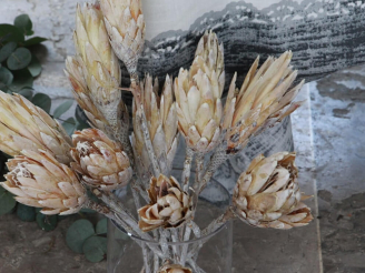 10 Creative Ways to Style Your Vases This Spring